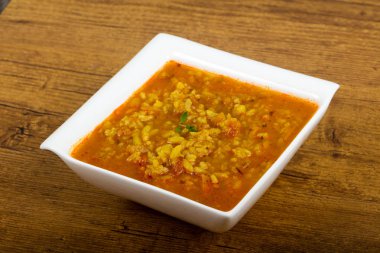 Geleneksel beyaz Kharcho çorbası