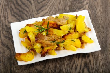 Domuz etli kızarmış patates, biberiye.