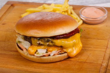 Burger sığır eti, peynir, domates, salatalık ve buzdağı salatası turşusu