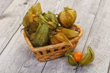 Olgun kış kiraz yığın kabın içinde