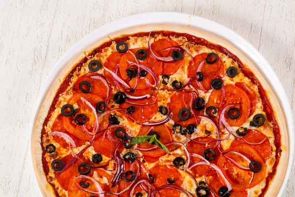 Pizza Con Salami Tomate —  Fotos de Stock