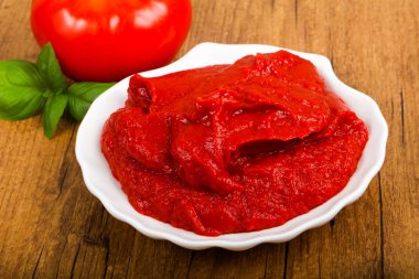 Domates salçası fesleğen yaprakları ile
