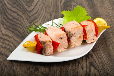 Biber ve limon ile som balığı şiş