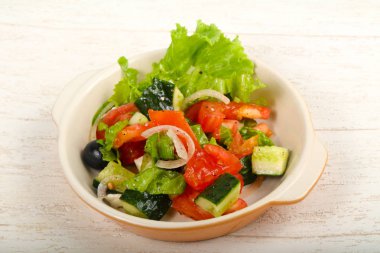 Zeytinli ve peynirli Yunan salatası