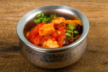 Tavuk Tay Curry patlıcan ve domates ile