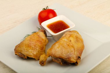 Fırında tavuk budu ve domates.