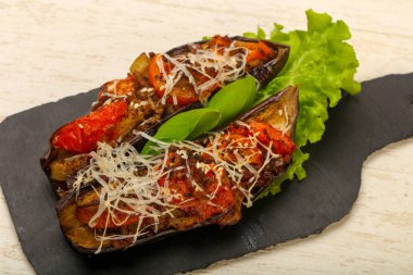 et ve peynir ile doldurulmuş patlıcan