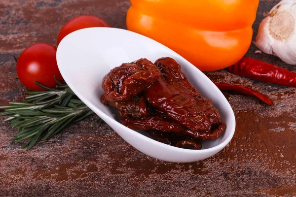 Tomates Séchées Dans Bol Avec Huile Olive Servi Romarin Feuilles — Photo