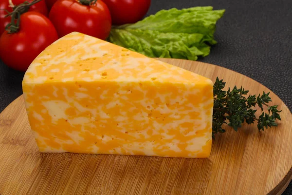 Lezzetli Mermer Peynir Kekik Servis Edilir — Stok fotoğraf