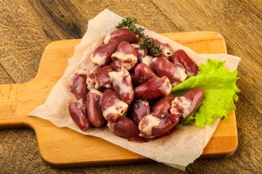 Çiğ tavuk kalbi kekik dalıyla istiflenmiş.