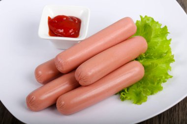 Salata ve ketçap ile sosis haşlama