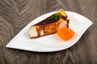 Peynirli kek çikolata ve kayısı ile