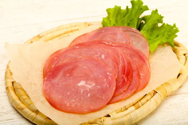 Salsiccia Affettata Con Foglie Insalata — Foto Stock
