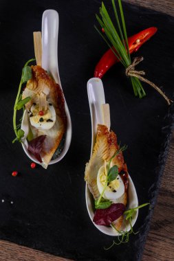 Yılan balığı ve Bıldırcın yumurta ile snack