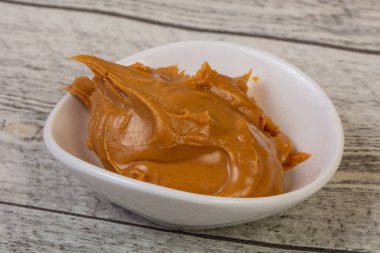 Lezzetli fıstık ezmesi kase