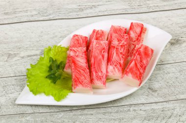 Yengeç surimi sopa salata yaprakları servis