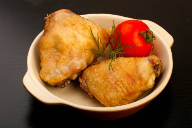 Fırında tavuk budu ve domates.