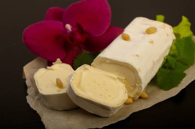 Sedir fıstıklı Brie peynirli rulo