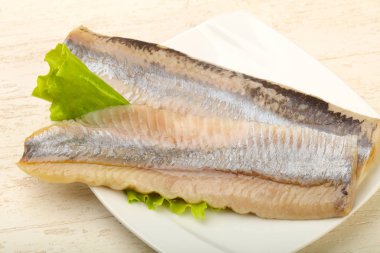 Ringa balığı filetosu salata üzerine bırakır - hazır yemek için