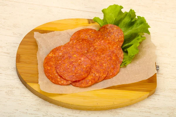 Peperoni Wurst Scheiben Auf Holzbrett — Stockfoto