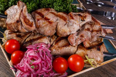 Izgara tavuk ve domuz barbeküsü