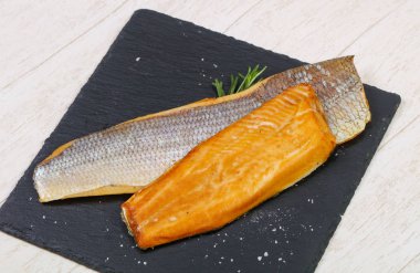 Baharat ile tuzlu beyaz balık füme