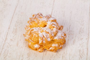 Kremalı tatlı lezzetli profiterol