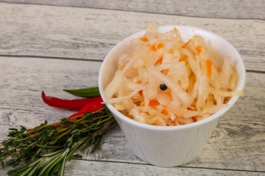 Salamura lahana - kekik ve biberiye ile lahana turşusu