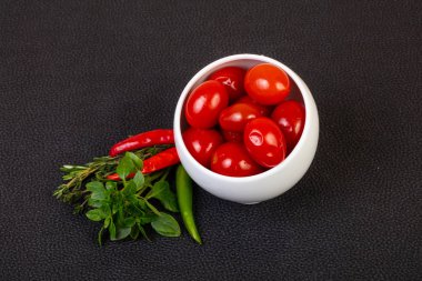 Kasede fesleğen servis edilen vişneli domates turşusu