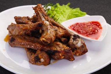 Kavrulmuş domuz kaburga sos ile