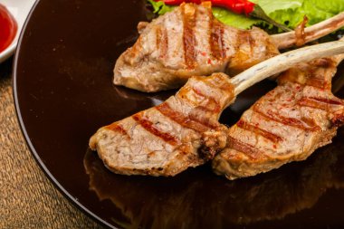 Salata yaprakları servis domates soslu kuzu ızgara