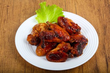 Teriyaki soslu tavuk kanadı.
