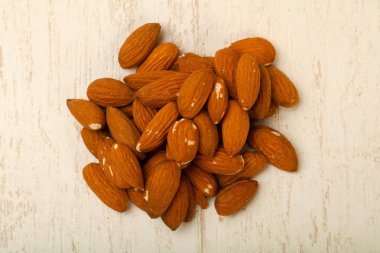 Badem fındık öbek üzerinde ahşap masa