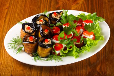 Doldurulmuş patlıcan ve domates salata yaprakları servis