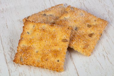 Şekerle kaplı lezzetli kraker kurabiye