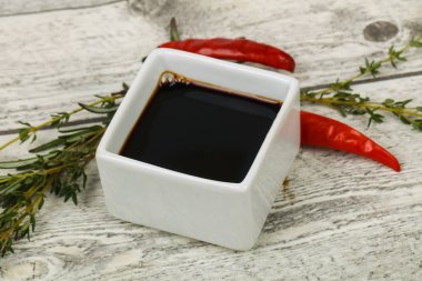 Kasede biber servis edilen soya sosu.