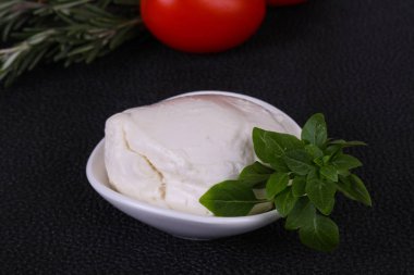 İtalyan Mozzarella peynir topu fesleğen ve domates servis etti.