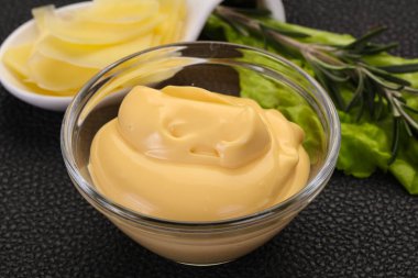 Kasedeki peynir sosu dilimlenmiş parmesan.