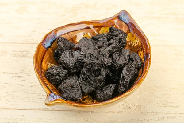 Tas Prunes Séchées Dans Bol Sur Fond Bois — Photo