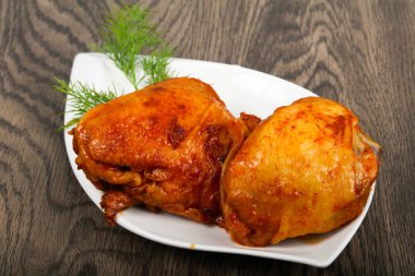 Domates soslu kızarmış tavuk uyluk