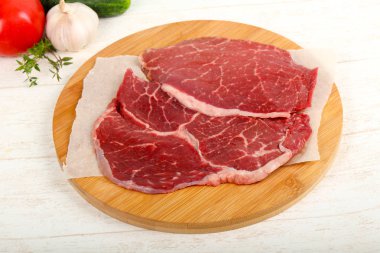 Ham sığır eti biftek yemek için hazır