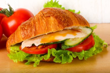 Kruvasan tavuk ve domates ile