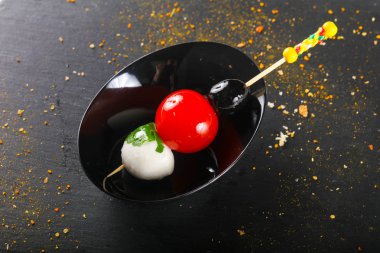 Kanepe domates ve mozarella peyniri