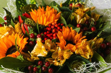 Çeşitli çiçek ile romantik buket