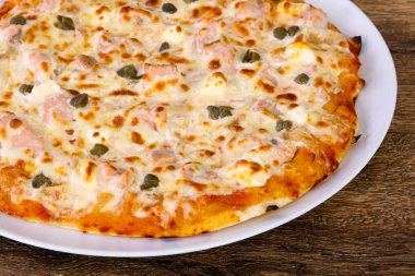 Somon ve Kapari yumuşak peynirli pizza