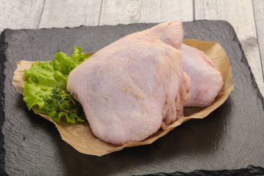 Çiğ tavuk kalçası pişirmeye hazır.