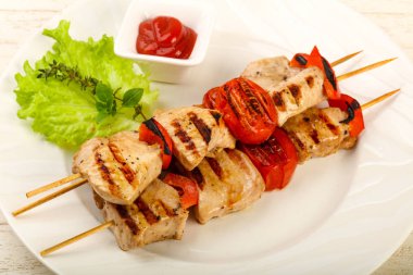 Izgara hindi şiş domates ve biber ile