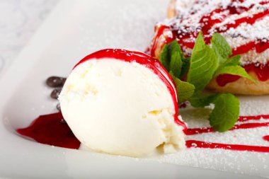 Strudel dondurma ile