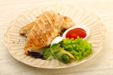 Salata yaprakları ile kavrulmuş tavuk göğsü