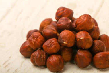 Ahşap arka planda fındık yığını